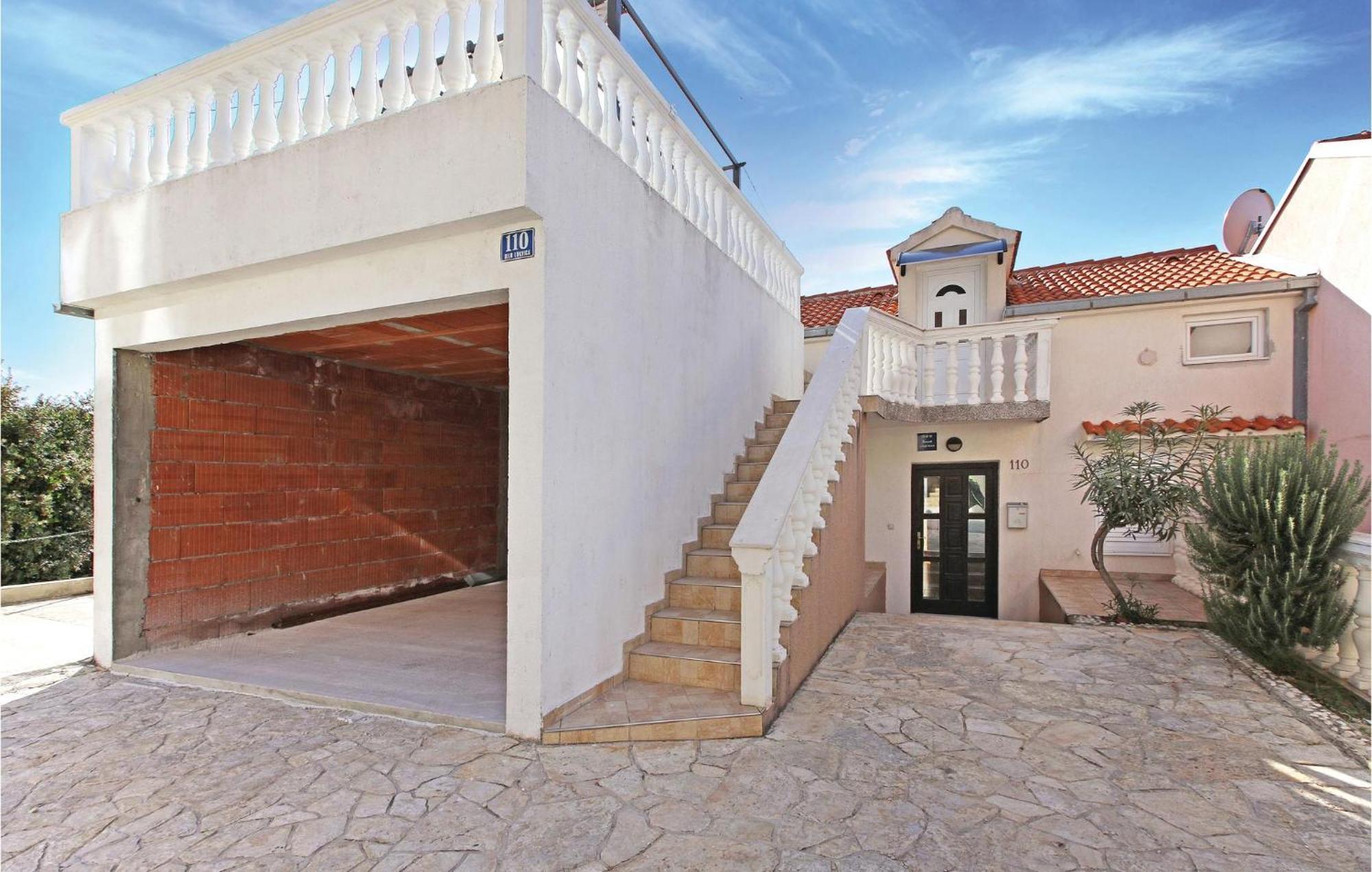 Lovely Apartment In Primosten With Kitchen المظهر الخارجي الصورة